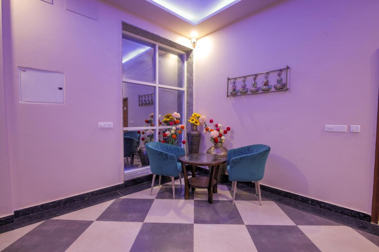 Twin Towers Bed & Breakfast เกรทเตอร์นอยดา ภายนอก รูปภาพ