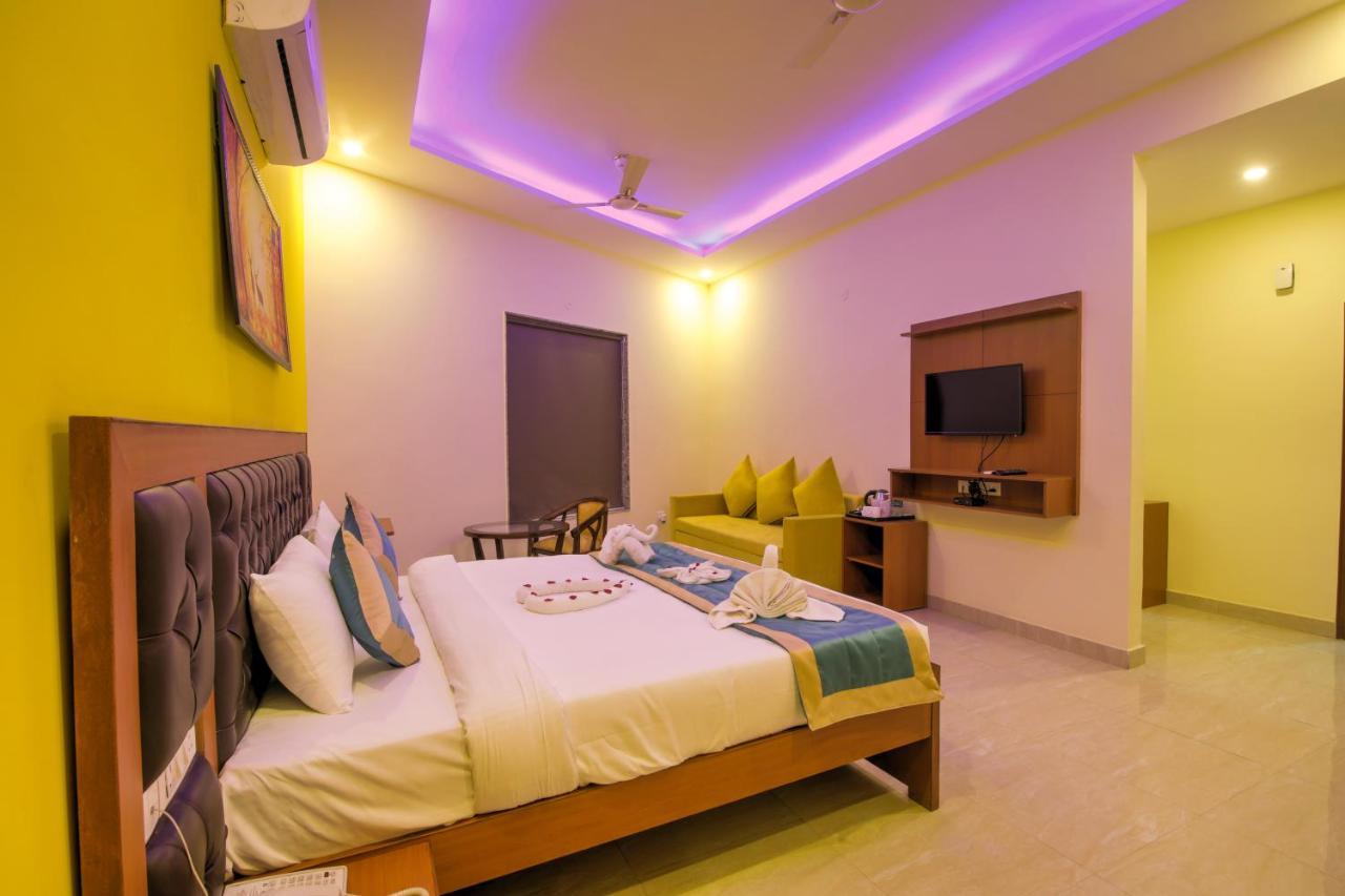 Twin Towers Bed & Breakfast เกรทเตอร์นอยดา ภายนอก รูปภาพ