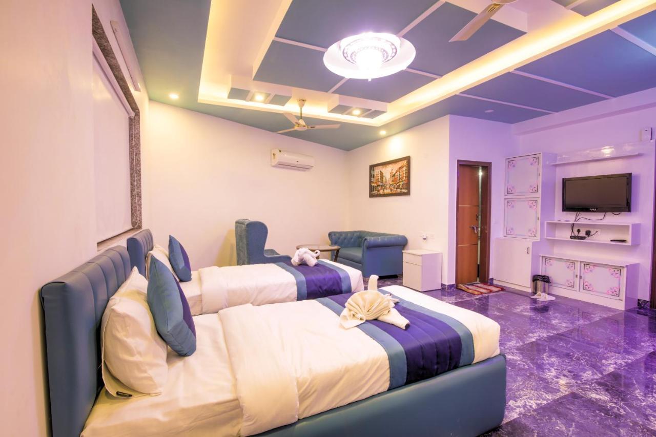 Twin Towers Bed & Breakfast เกรทเตอร์นอยดา ภายนอก รูปภาพ