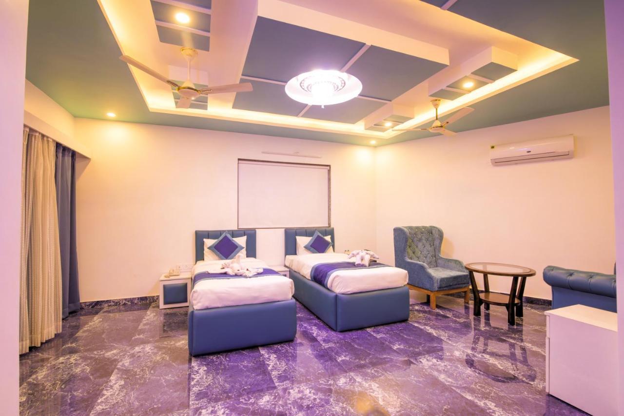 Twin Towers Bed & Breakfast เกรทเตอร์นอยดา ภายนอก รูปภาพ