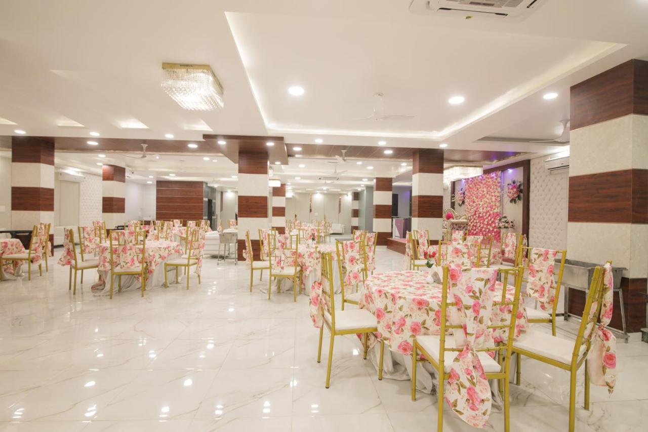 Twin Towers Bed & Breakfast เกรทเตอร์นอยดา ภายนอก รูปภาพ