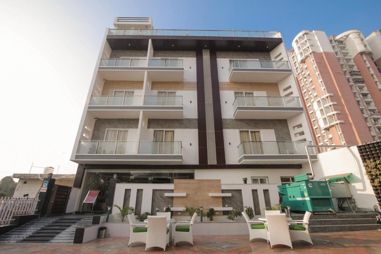 Twin Towers Bed & Breakfast เกรทเตอร์นอยดา ภายนอก รูปภาพ
