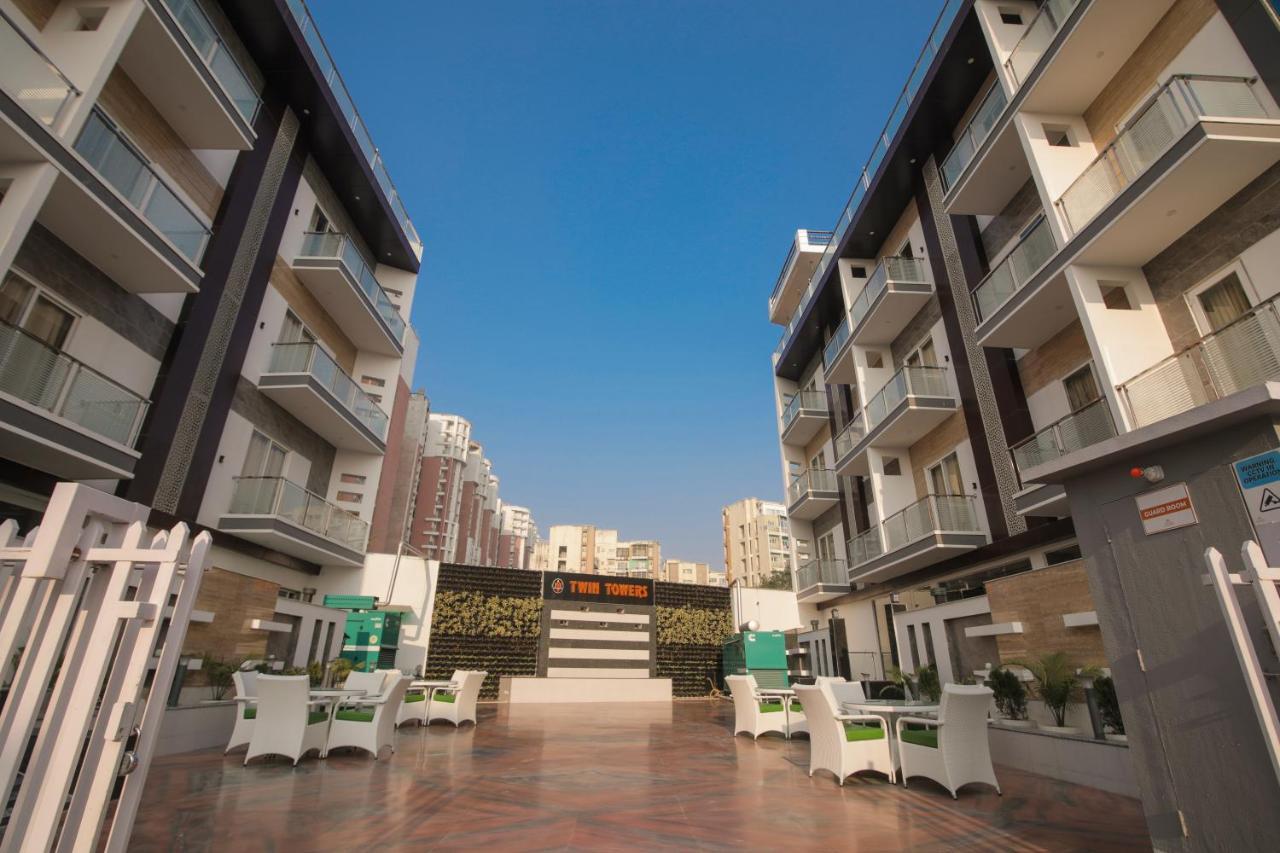 Twin Towers Bed & Breakfast เกรทเตอร์นอยดา ภายนอก รูปภาพ