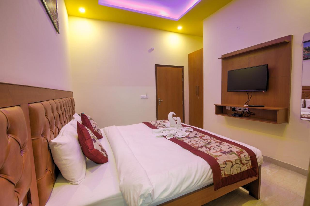 Twin Towers Bed & Breakfast เกรทเตอร์นอยดา ภายนอก รูปภาพ