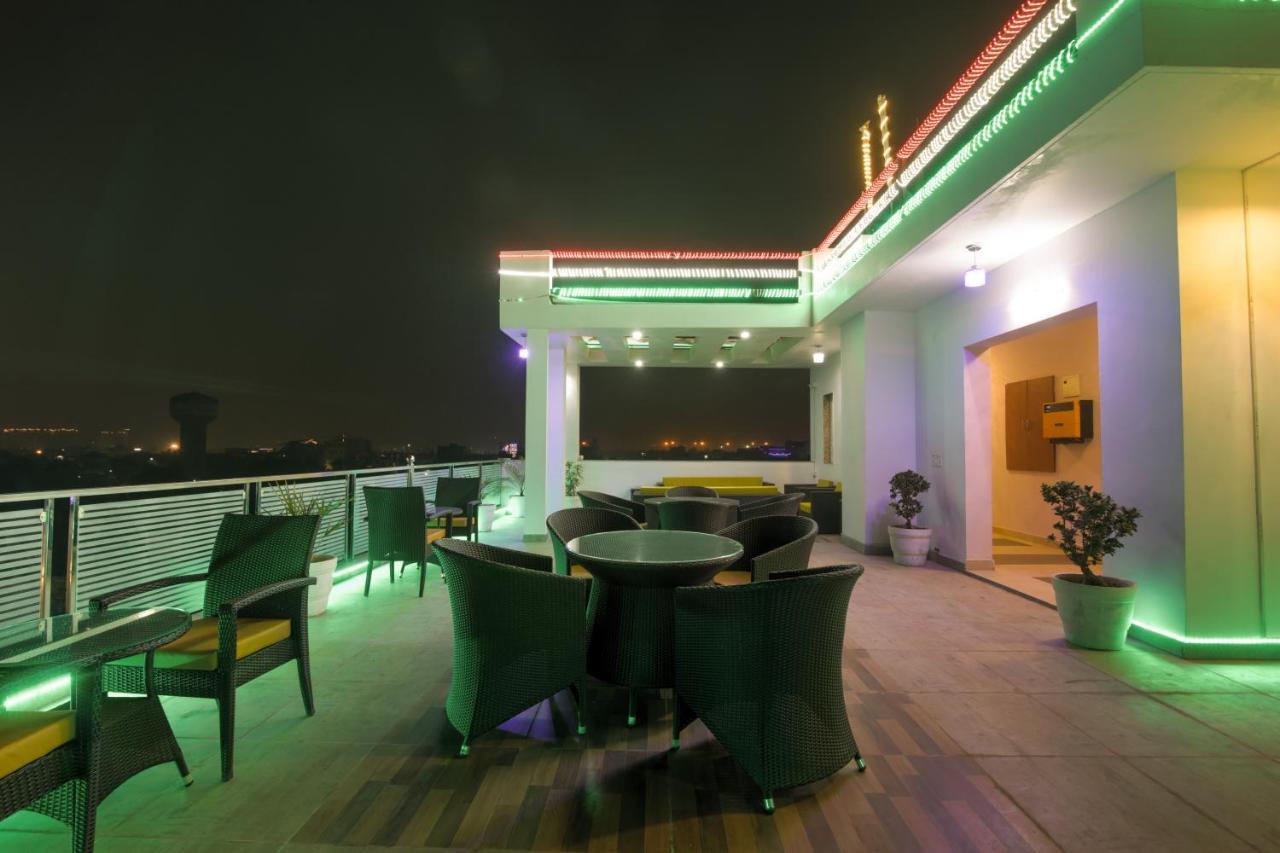Twin Towers Bed & Breakfast เกรทเตอร์นอยดา ภายนอก รูปภาพ