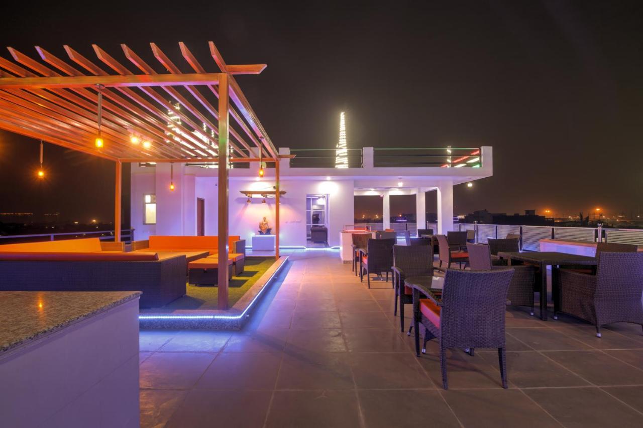 Twin Towers Bed & Breakfast เกรทเตอร์นอยดา ภายนอก รูปภาพ