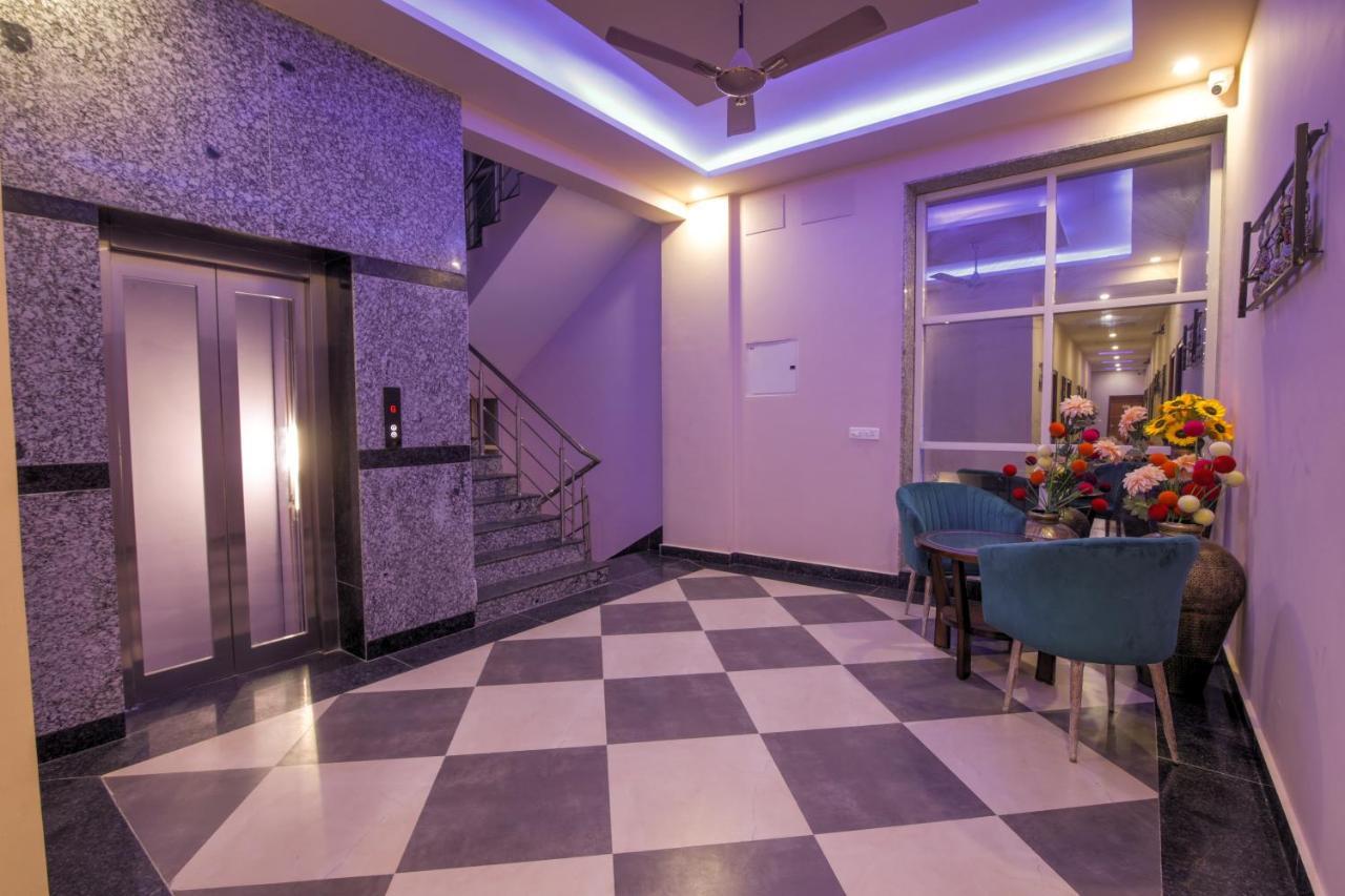 Twin Towers Bed & Breakfast เกรทเตอร์นอยดา ภายนอก รูปภาพ