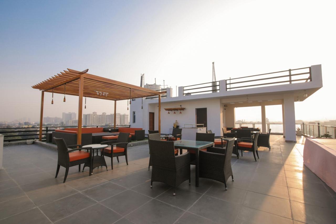 Twin Towers Bed & Breakfast เกรทเตอร์นอยดา ภายนอก รูปภาพ