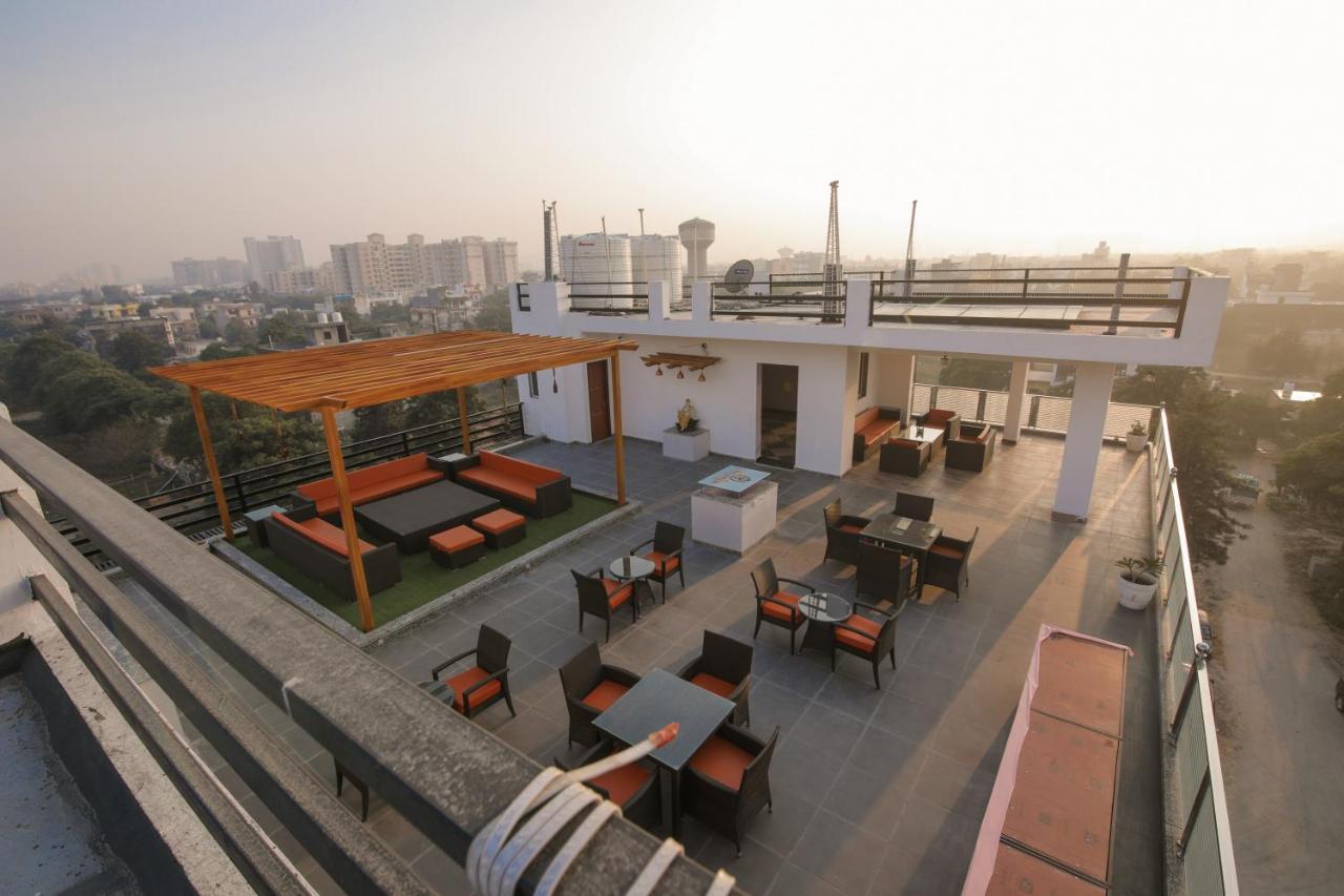 Twin Towers Bed & Breakfast เกรทเตอร์นอยดา ภายนอก รูปภาพ