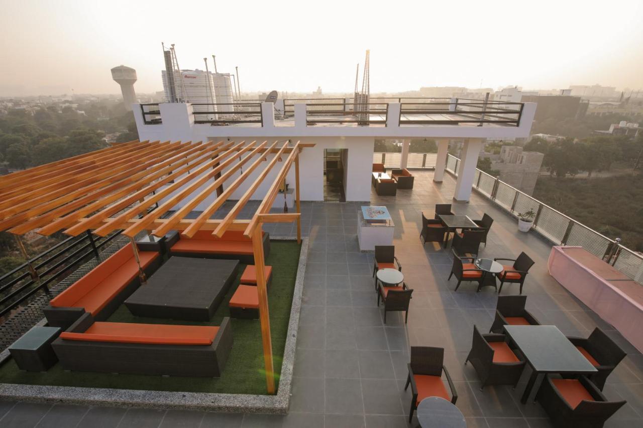 Twin Towers Bed & Breakfast เกรทเตอร์นอยดา ภายนอก รูปภาพ