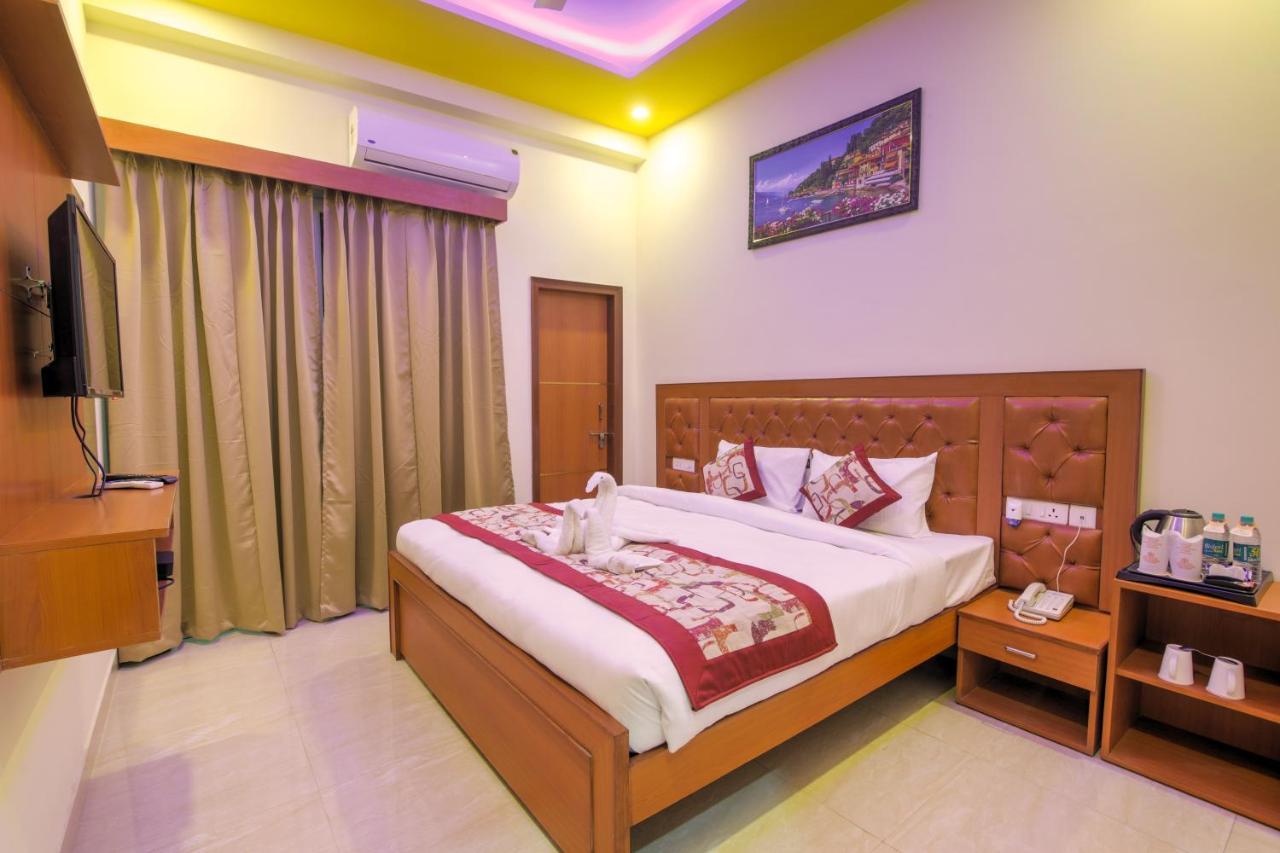 Twin Towers Bed & Breakfast เกรทเตอร์นอยดา ภายนอก รูปภาพ