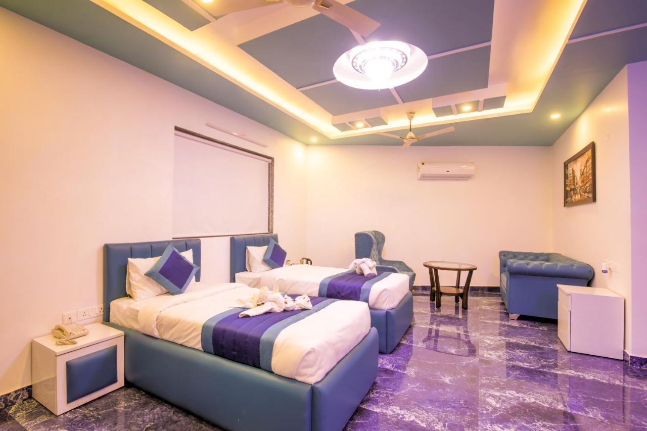 Twin Towers Bed & Breakfast เกรทเตอร์นอยดา ภายนอก รูปภาพ