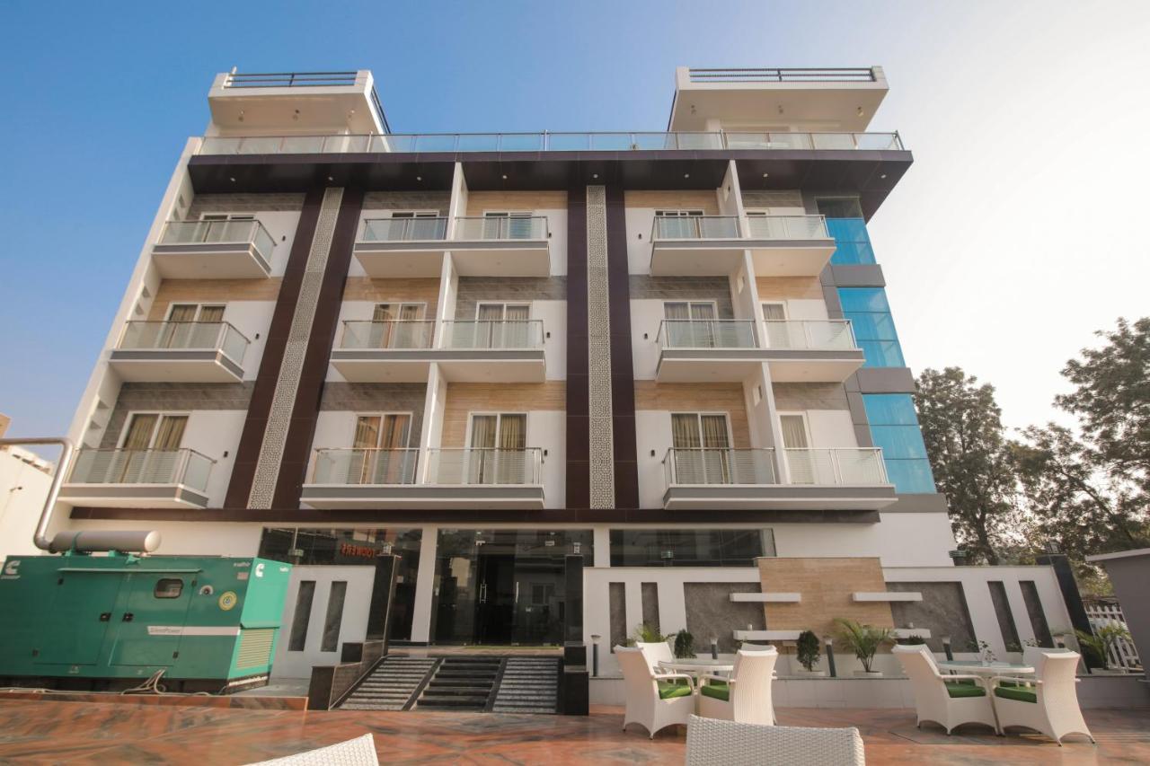 Twin Towers Bed & Breakfast เกรทเตอร์นอยดา ภายนอก รูปภาพ
