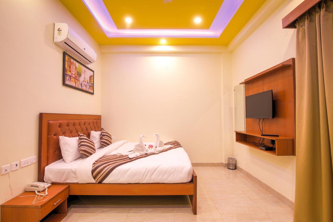 Twin Towers Bed & Breakfast เกรทเตอร์นอยดา ภายนอก รูปภาพ