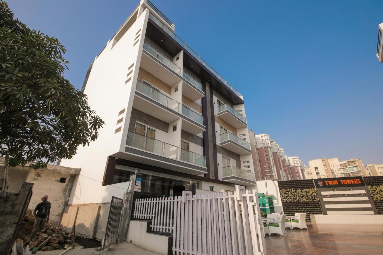 Twin Towers Bed & Breakfast เกรทเตอร์นอยดา ภายนอก รูปภาพ