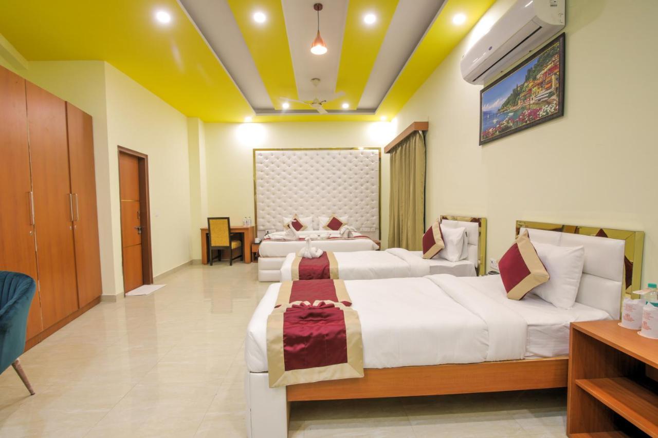 Twin Towers Bed & Breakfast เกรทเตอร์นอยดา ภายนอก รูปภาพ
