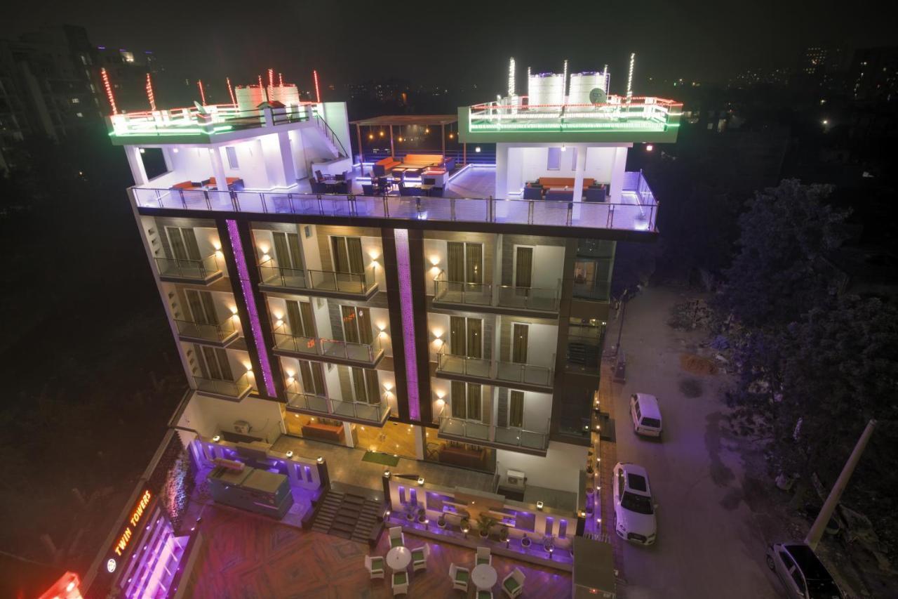 Twin Towers Bed & Breakfast เกรทเตอร์นอยดา ภายนอก รูปภาพ