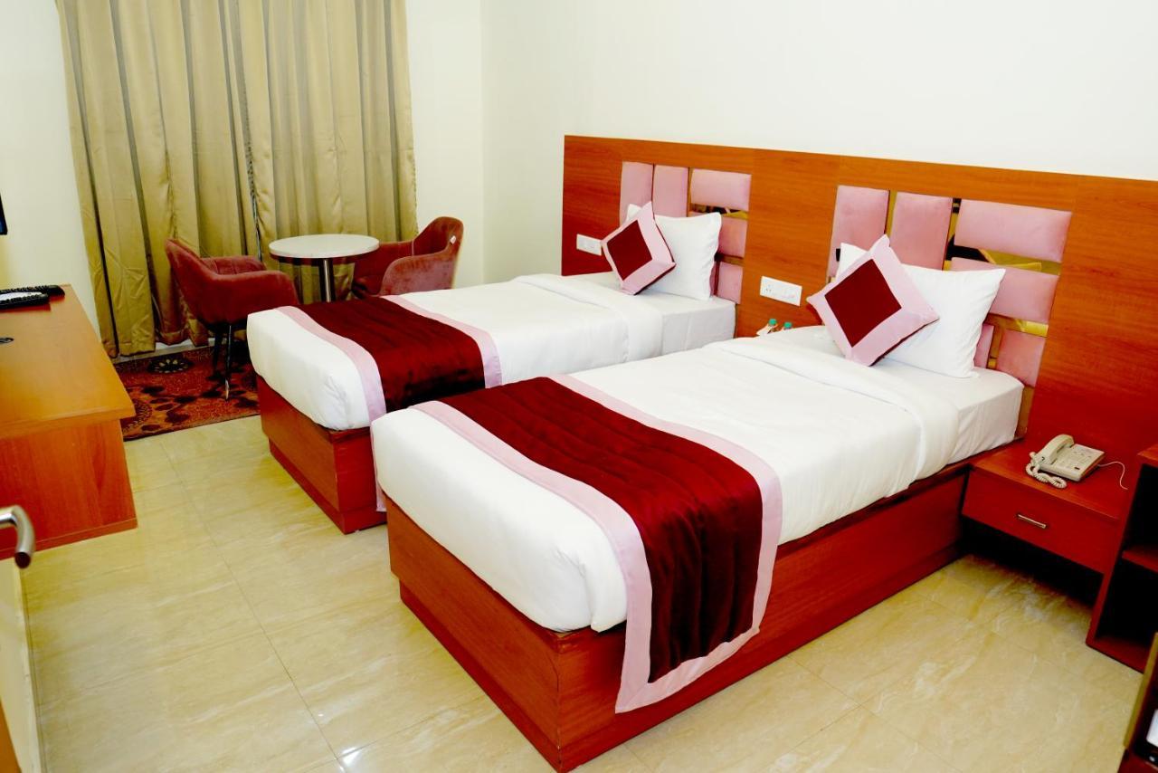 Twin Towers Bed & Breakfast เกรทเตอร์นอยดา ภายนอก รูปภาพ