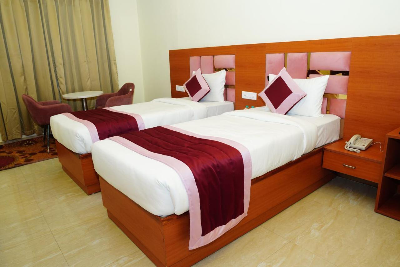 Twin Towers Bed & Breakfast เกรทเตอร์นอยดา ภายนอก รูปภาพ