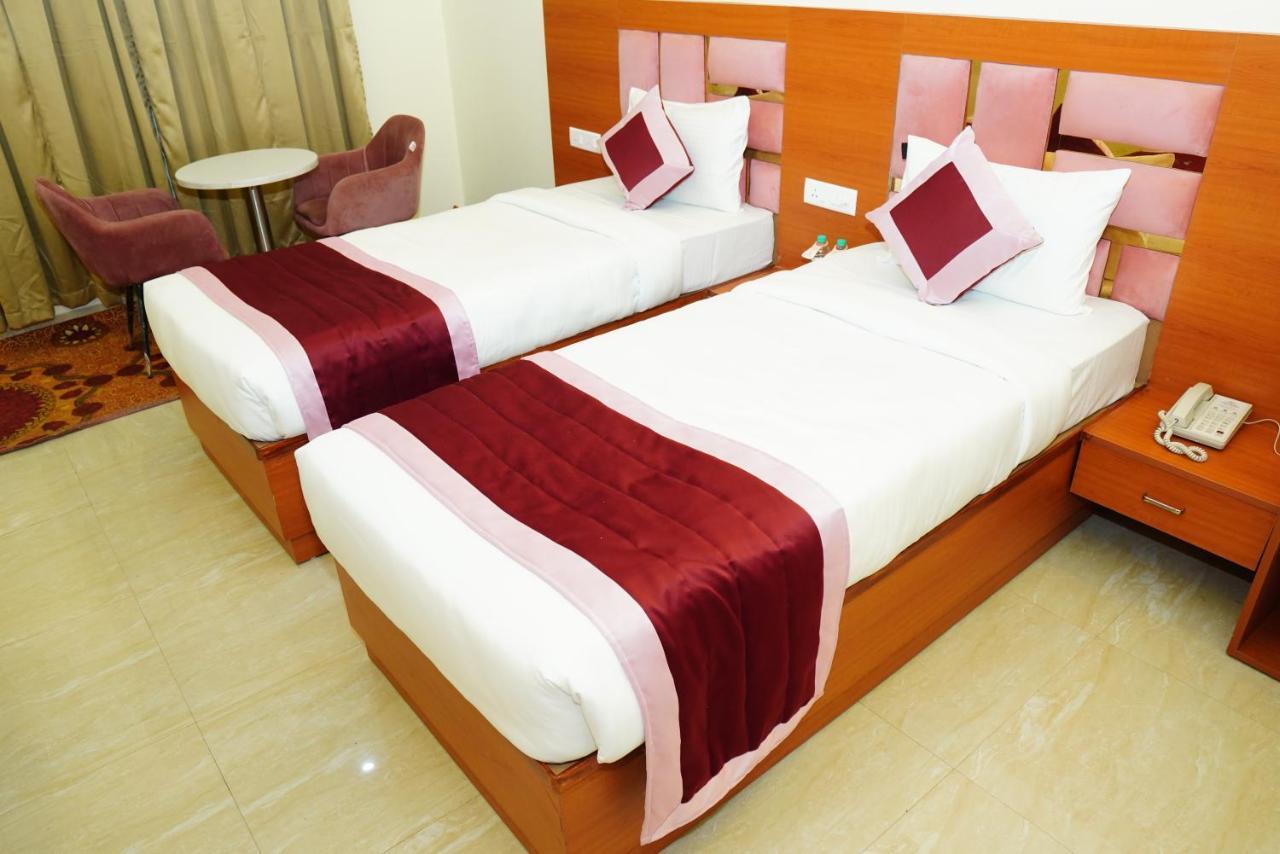Twin Towers Bed & Breakfast เกรทเตอร์นอยดา ภายนอก รูปภาพ