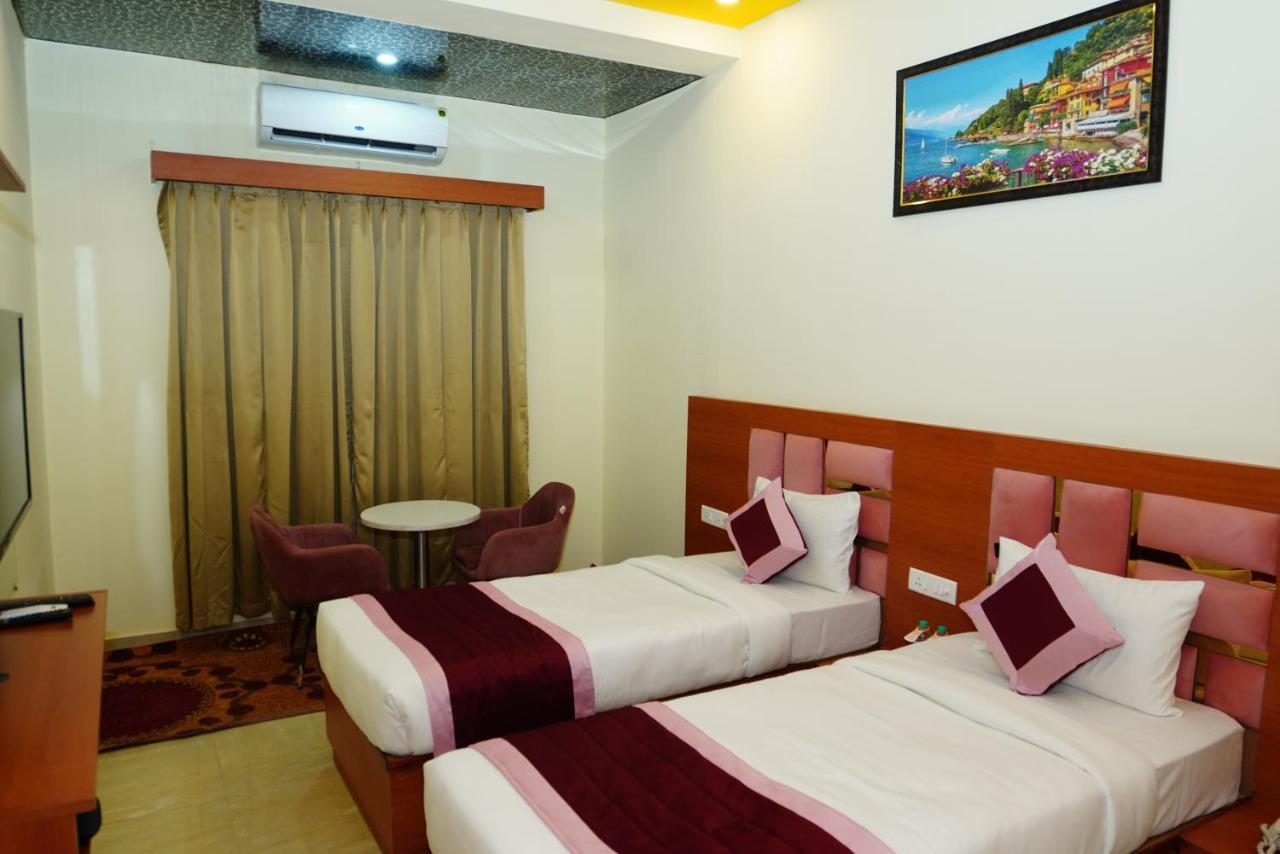 Twin Towers Bed & Breakfast เกรทเตอร์นอยดา ภายนอก รูปภาพ