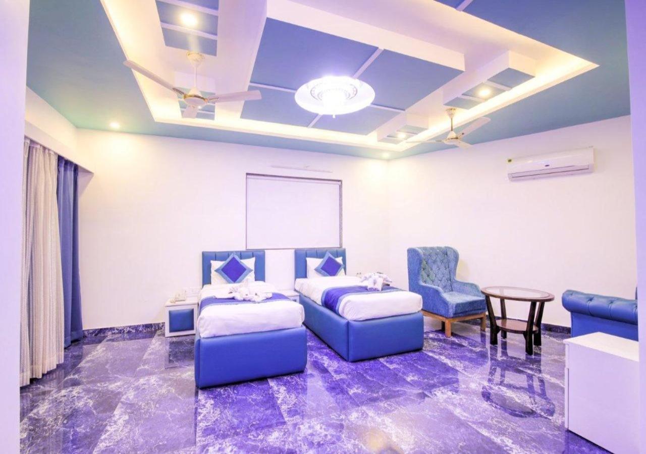 Twin Towers Bed & Breakfast เกรทเตอร์นอยดา ภายนอก รูปภาพ