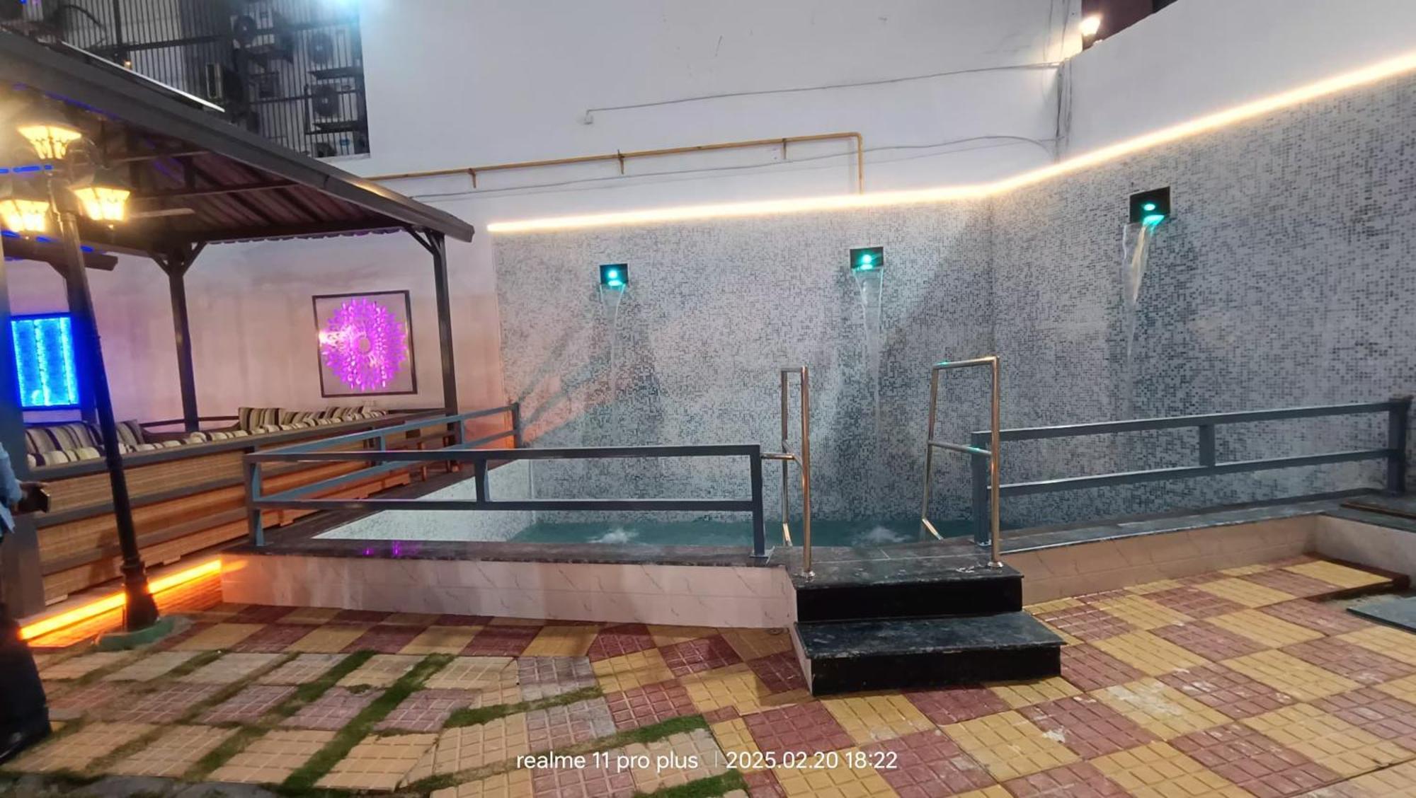 Twin Towers Bed & Breakfast เกรทเตอร์นอยดา ภายนอก รูปภาพ