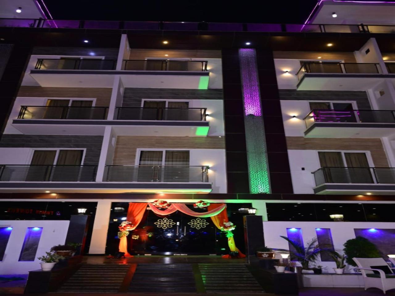 Twin Towers Bed & Breakfast เกรทเตอร์นอยดา ภายนอก รูปภาพ